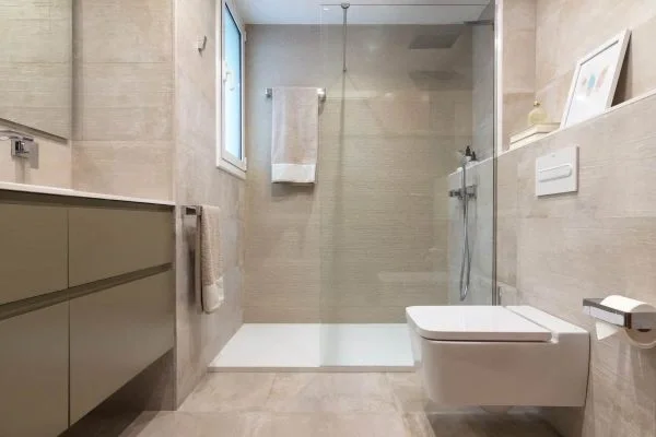 Baño renovado sin obra mayor en una vivienda de Pamplona